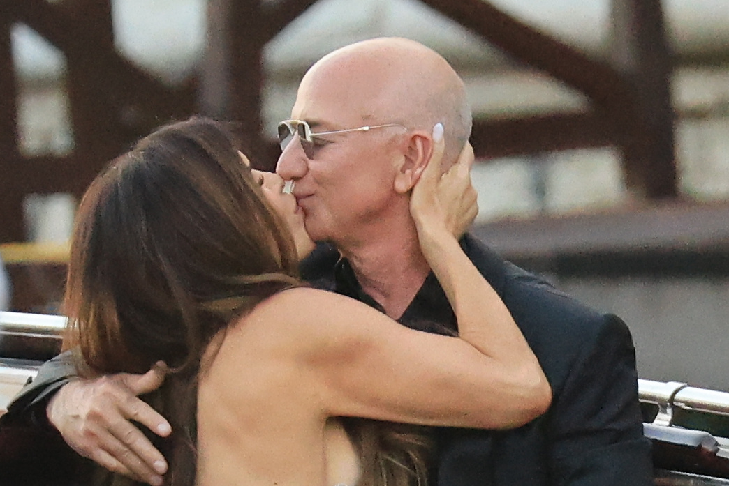 Lauren Sánchez and Jeff Bezos kissing in venice