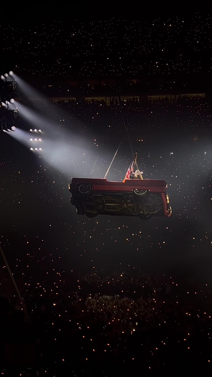 Beyoncé stuck in the air during her concert