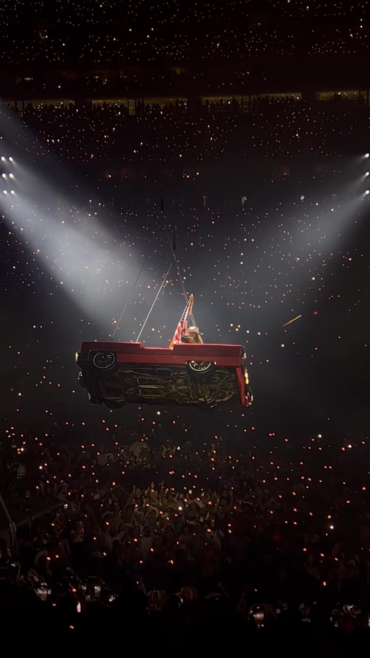 Beyoncé stuck in the air during her concert