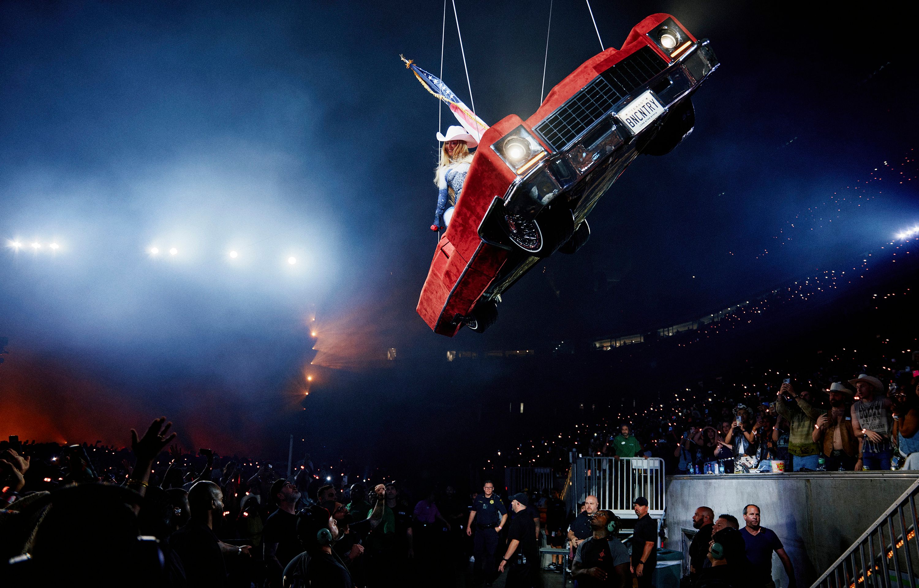 Beyoncé stuck in the air during her concert