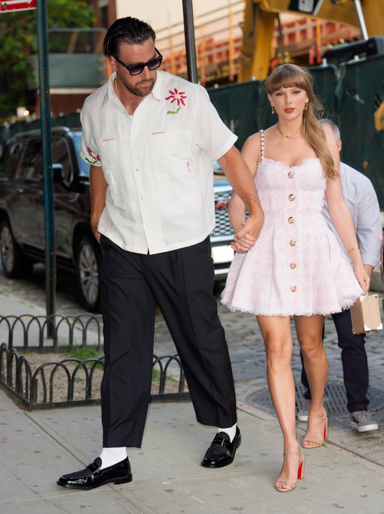 Travis kelce and Taylor Swift holding hand sin NYC