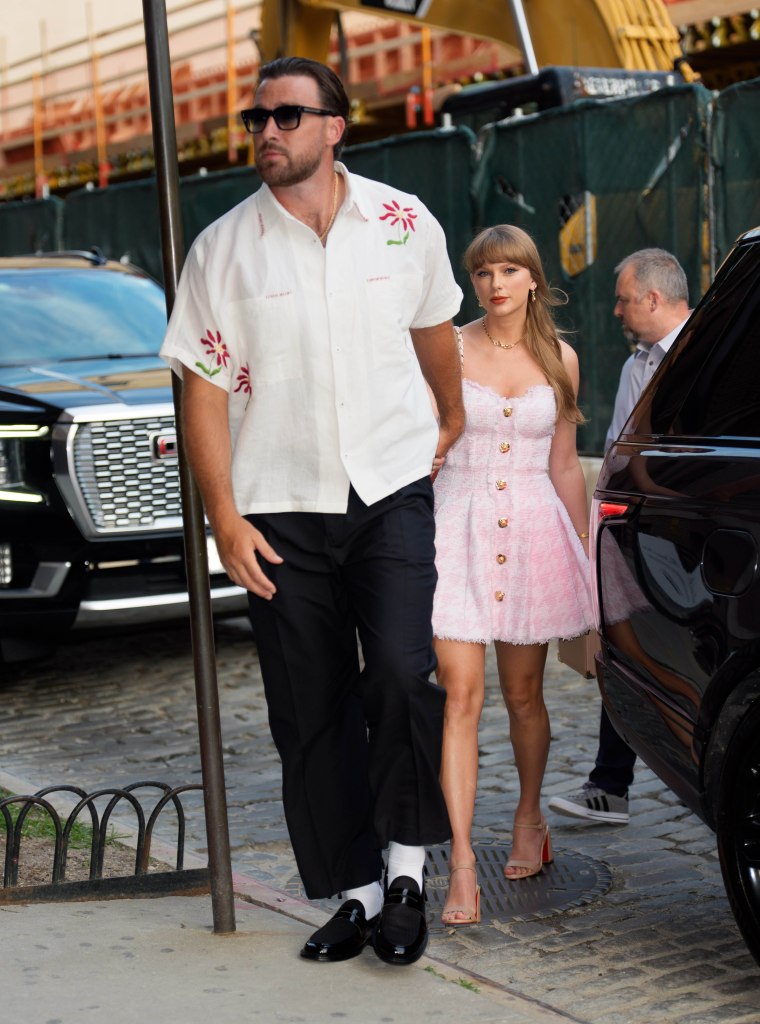 Travis kelce and Taylor Swift holding hands in NYC
