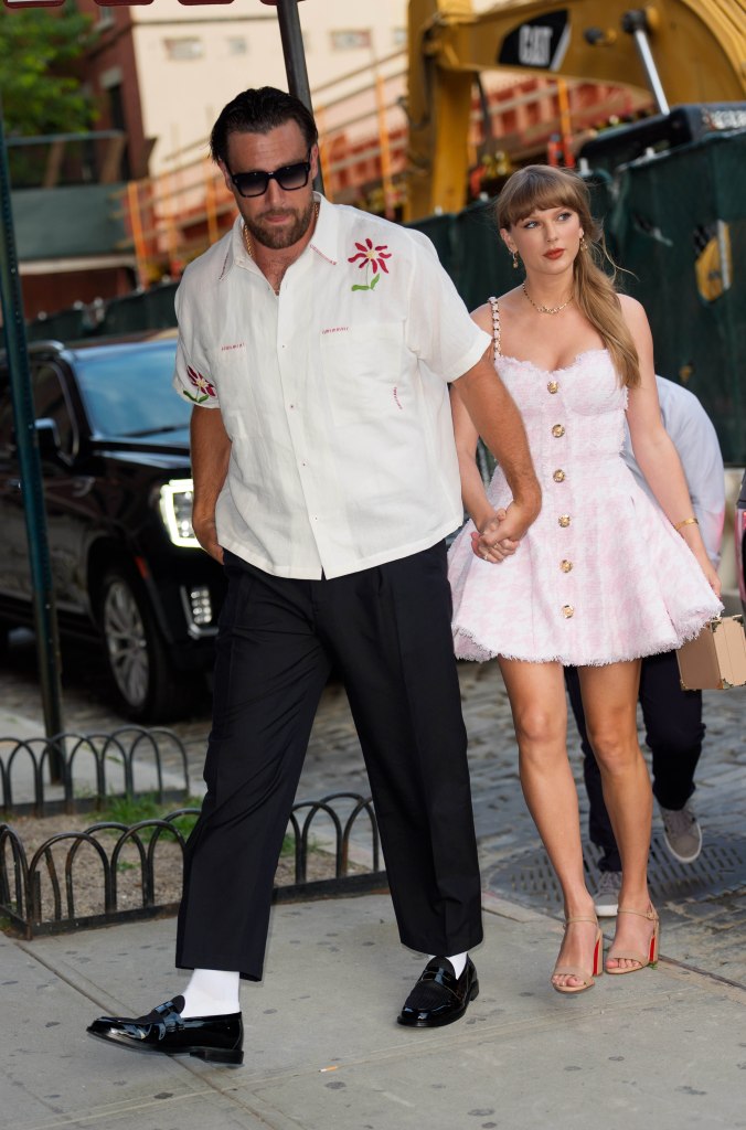 Travis kelce and Taylor Swift holding hands in NYC