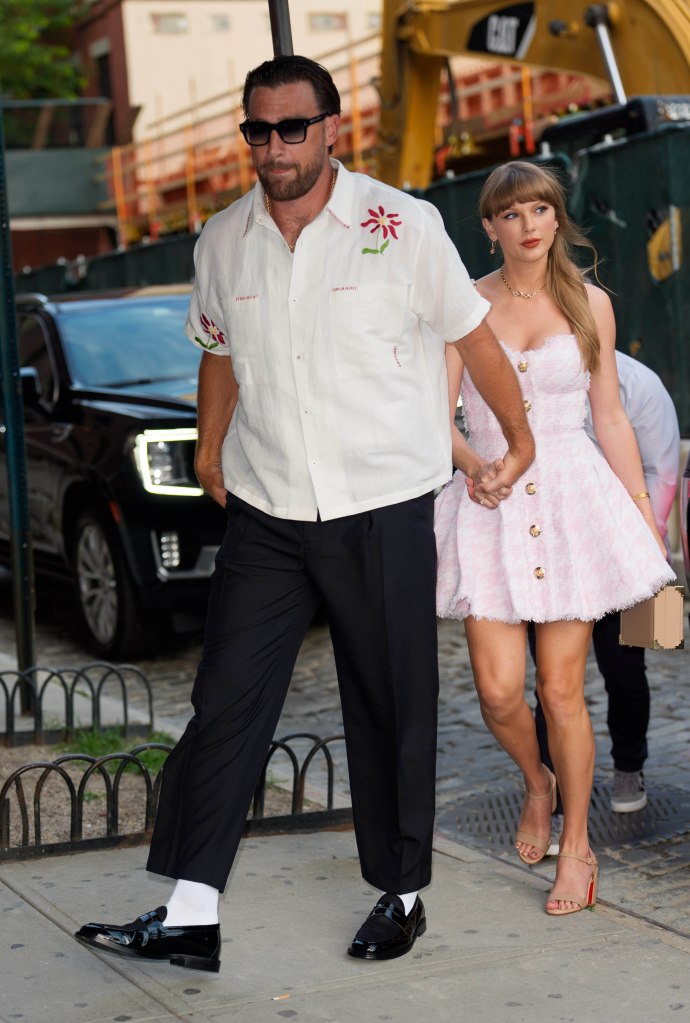 Travis kelce and Taylor Swift holding hands in NYC