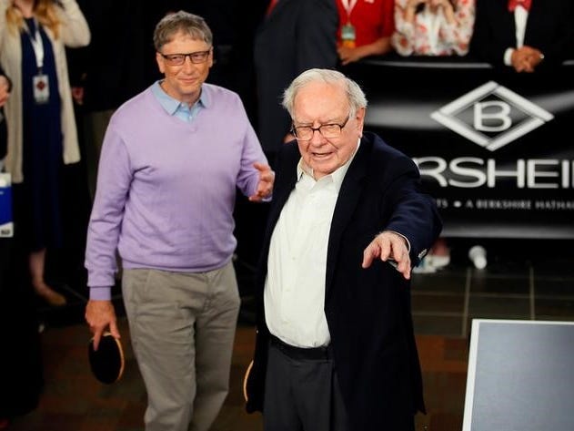 Berkshire Hathaway CEO Warren Buffett (R) talks to Microsoft founder Bill Gates as they play Bridge during the Berkshire Hathaway annual meeting weekend in Omaha, Nebraska, U.S. May 7, 2017. REUTERS/Rick Wilking