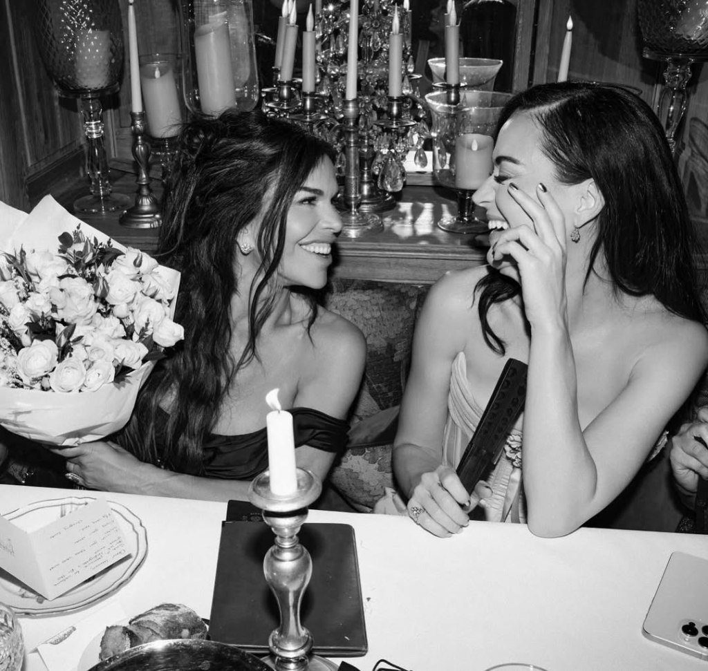 Lauren Sánchez and Katy Perry laughing together.