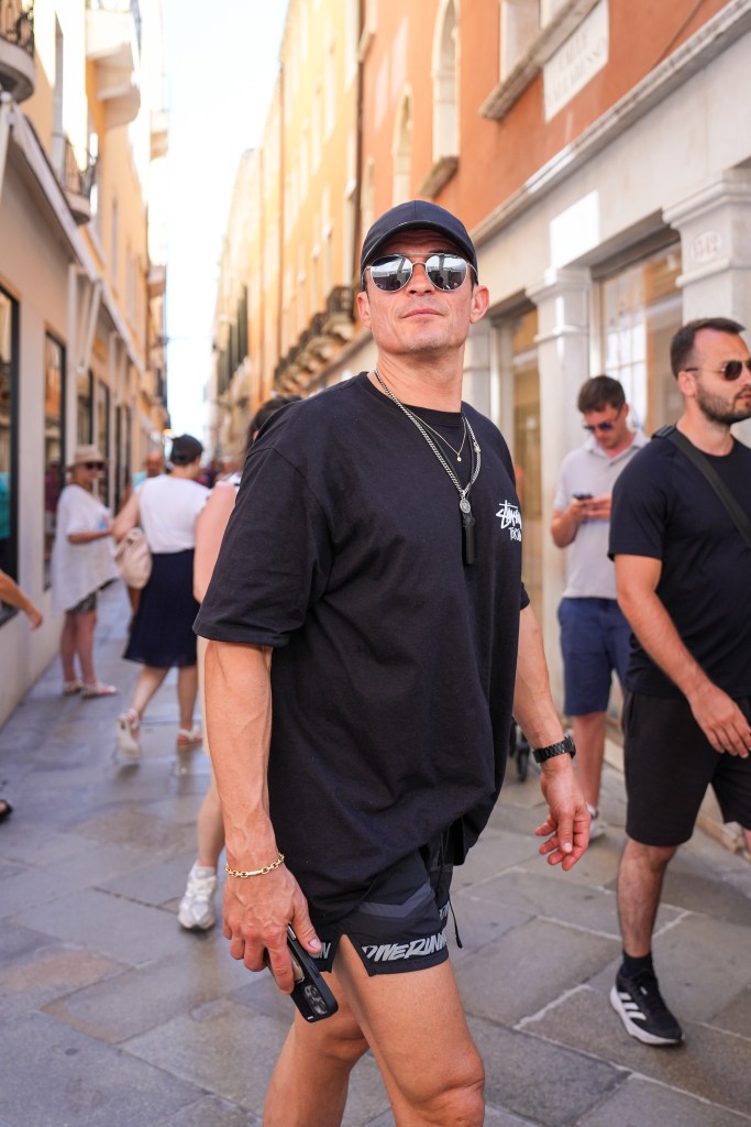 Orlando Bloom walking in Venice.