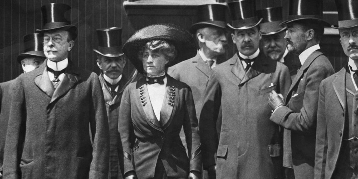 Mansions, parties, and fine dining: Vintage photos show how America’s wealthiest business tycoons lived it up during the Gilded Age