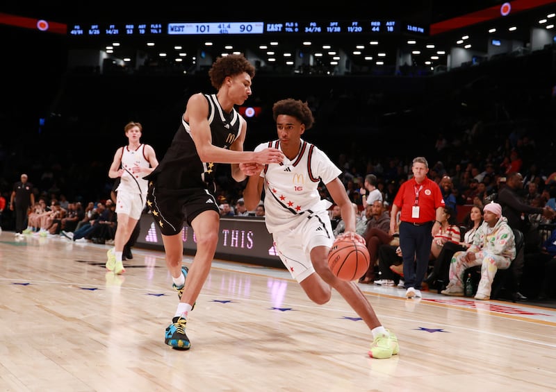 BROOKLYN, NY - APRIL 01: McDonalds High School All American Alijah Arenas (16) drives to the basket against Nate Ament (10) during the McDonalds Boys High School All American Game on April 1, 2025, at the Barclays Center in Brooklyn, New York.