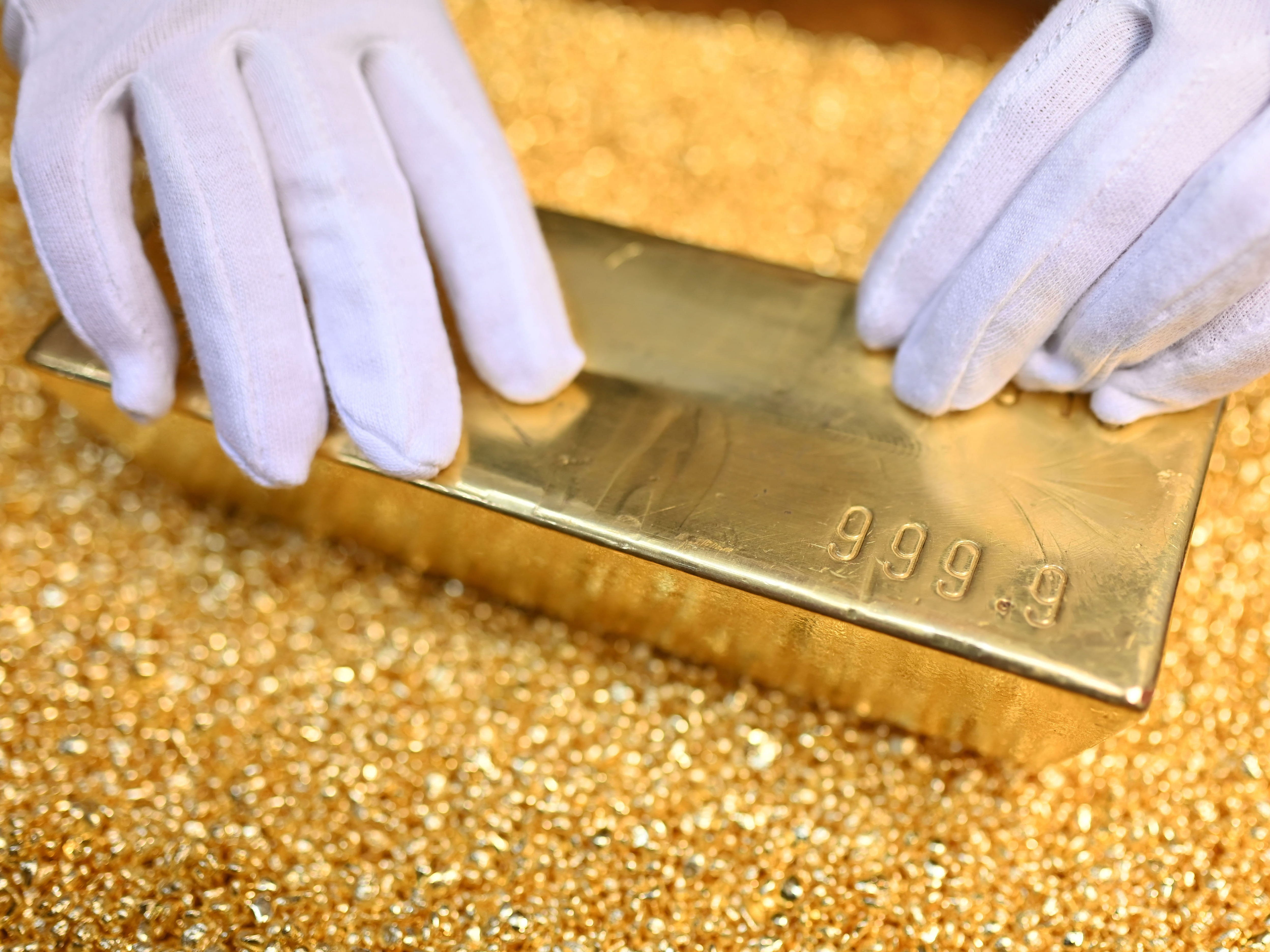 On display at Agosi AG in Pforzheim is a gold bar that weighs 12.5 kilograms (400 ounces), has a fine gold content of 99.99 percent and lies on gold granules.