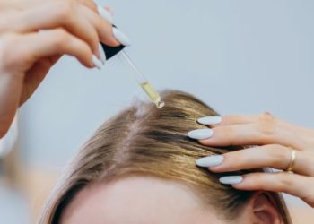 How to Moisturize Your Scalp, According to Hairstylists and Dermatologists