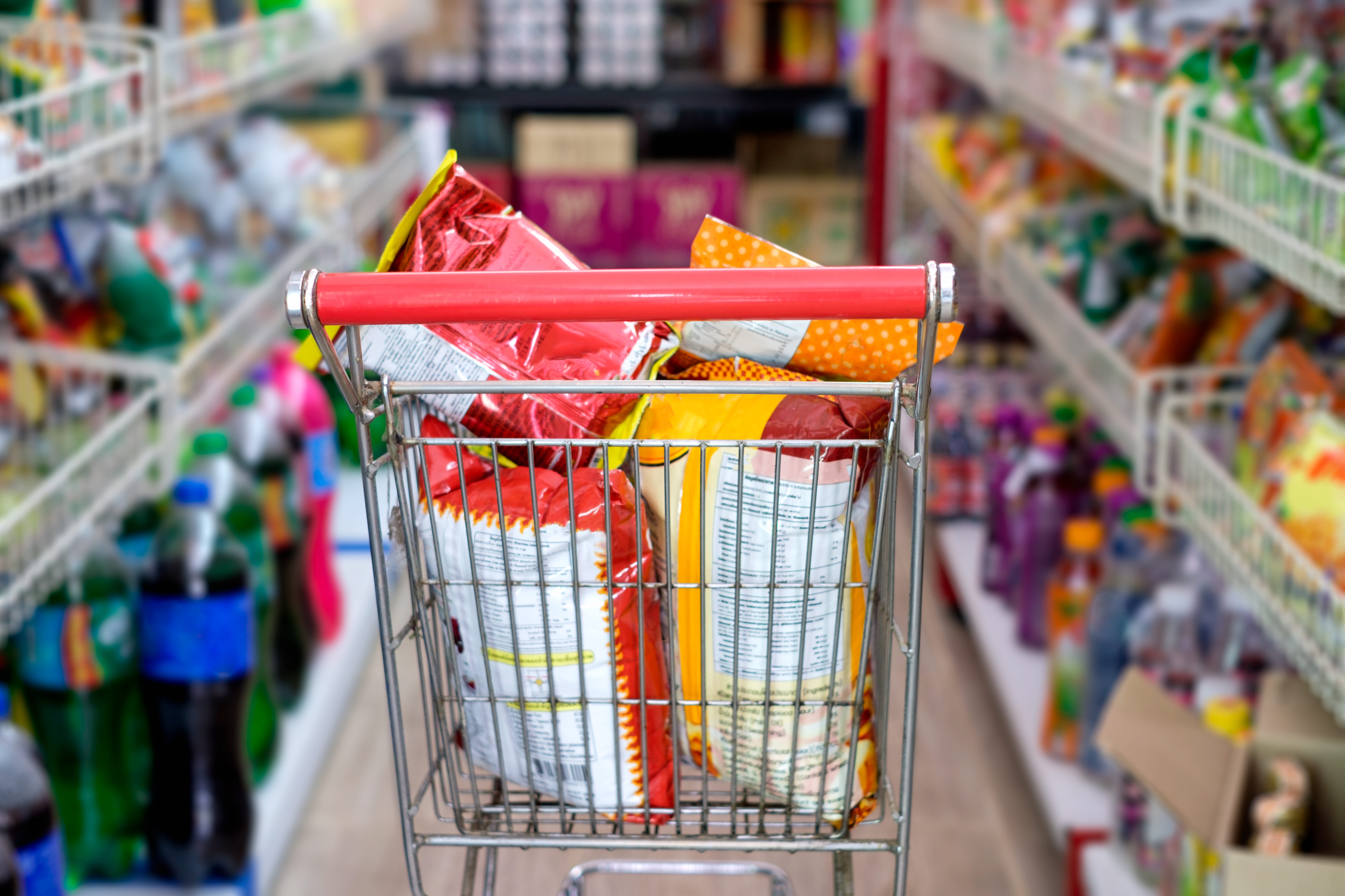 Snack packs in a shopping cart at the supermarket