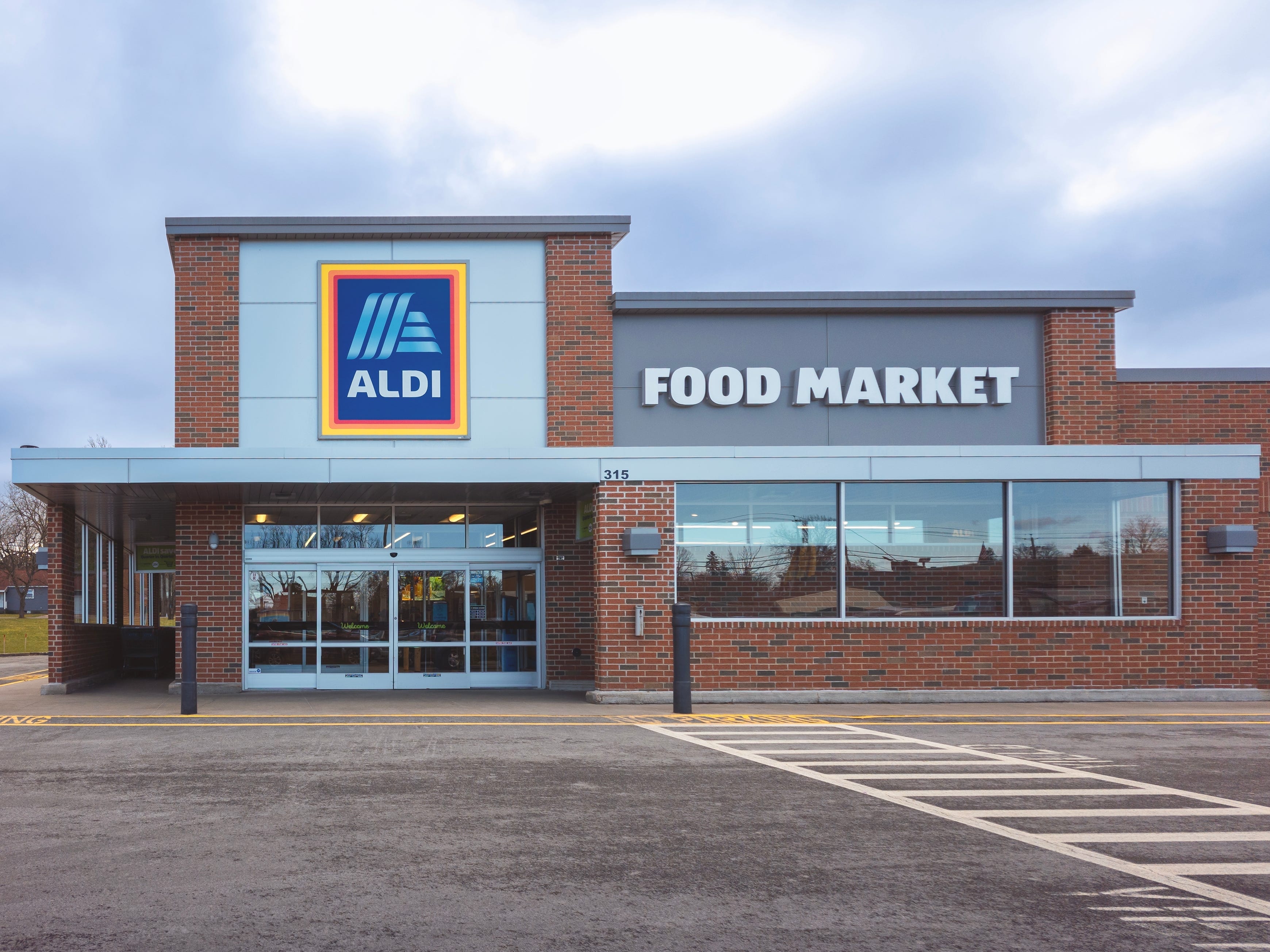 An Aldi storefront.