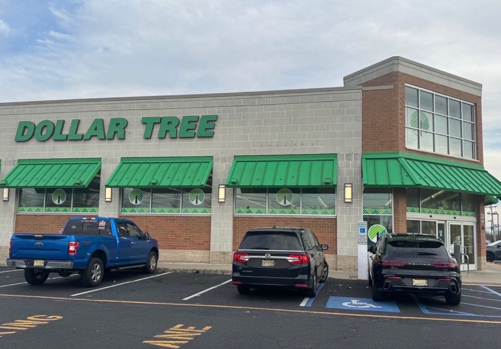 Dollar Tree exterior