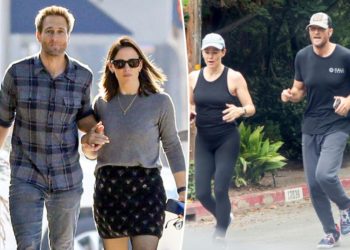 Jennifer Garner passionately kisses boyfriend John Miller in rare PDA moment