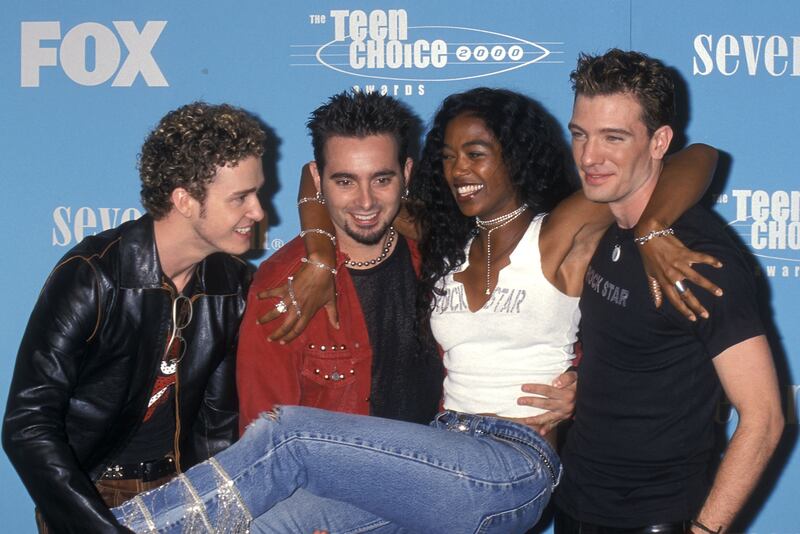 SANTA MONICA, CA - AUGUST 6: Singers Justin Timberlake, Chris Kirkpatrick and JC Chasez of NSYNC and MTV VJ Ananda Lewis attend the Second Annual Teen Choice Awards on August 6, 2000 at the Barker Hangar, Santa Monica Air Center in Santa Monica, California. (Photo by Ron Galella, Ltd./Ron Galella Collection via Getty Images)