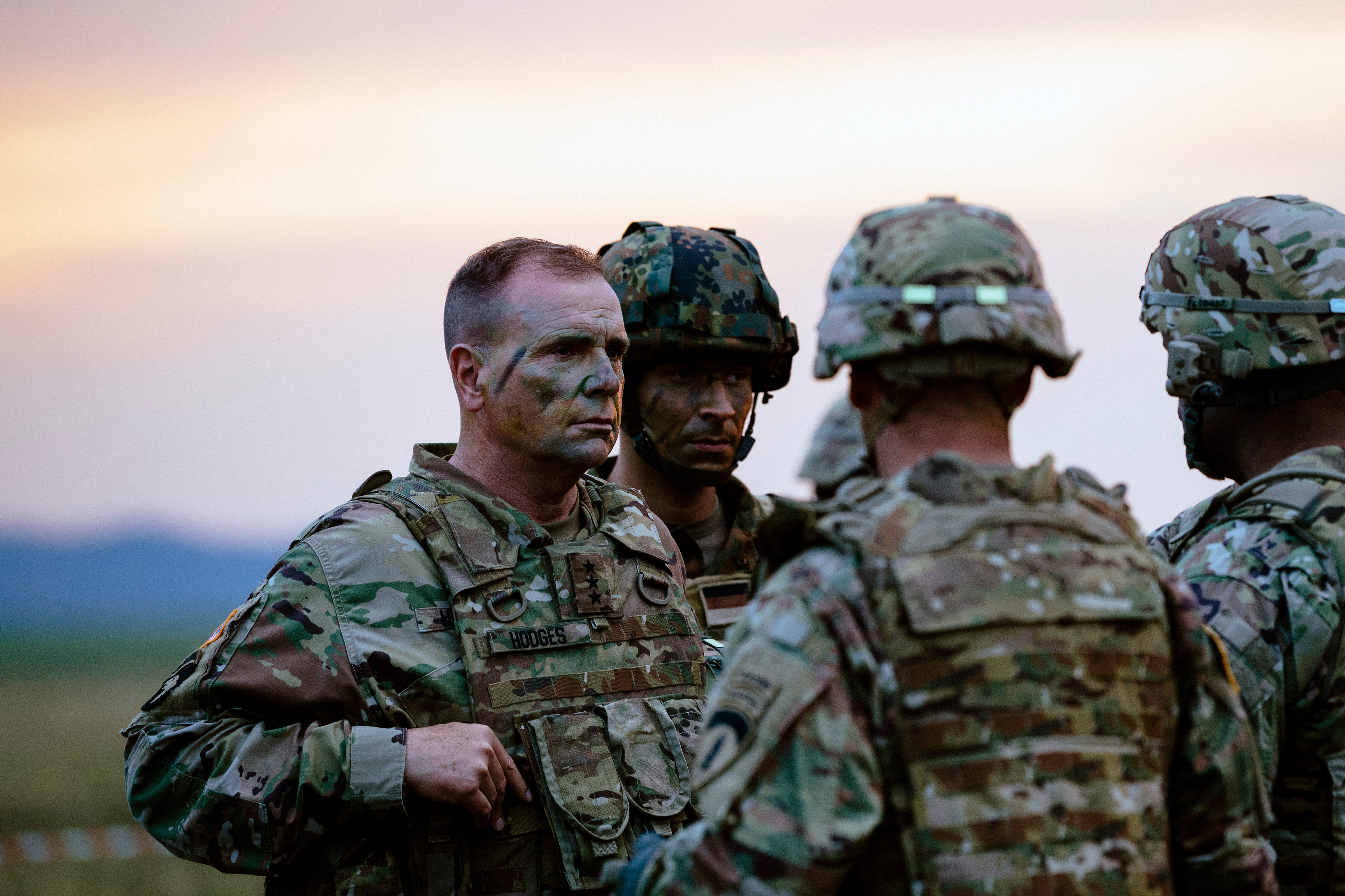 Ben Hodges speaks to US soldiers during an exercise in 2017.