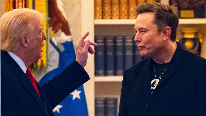 US President Donald Trump and Elon Musk (R).