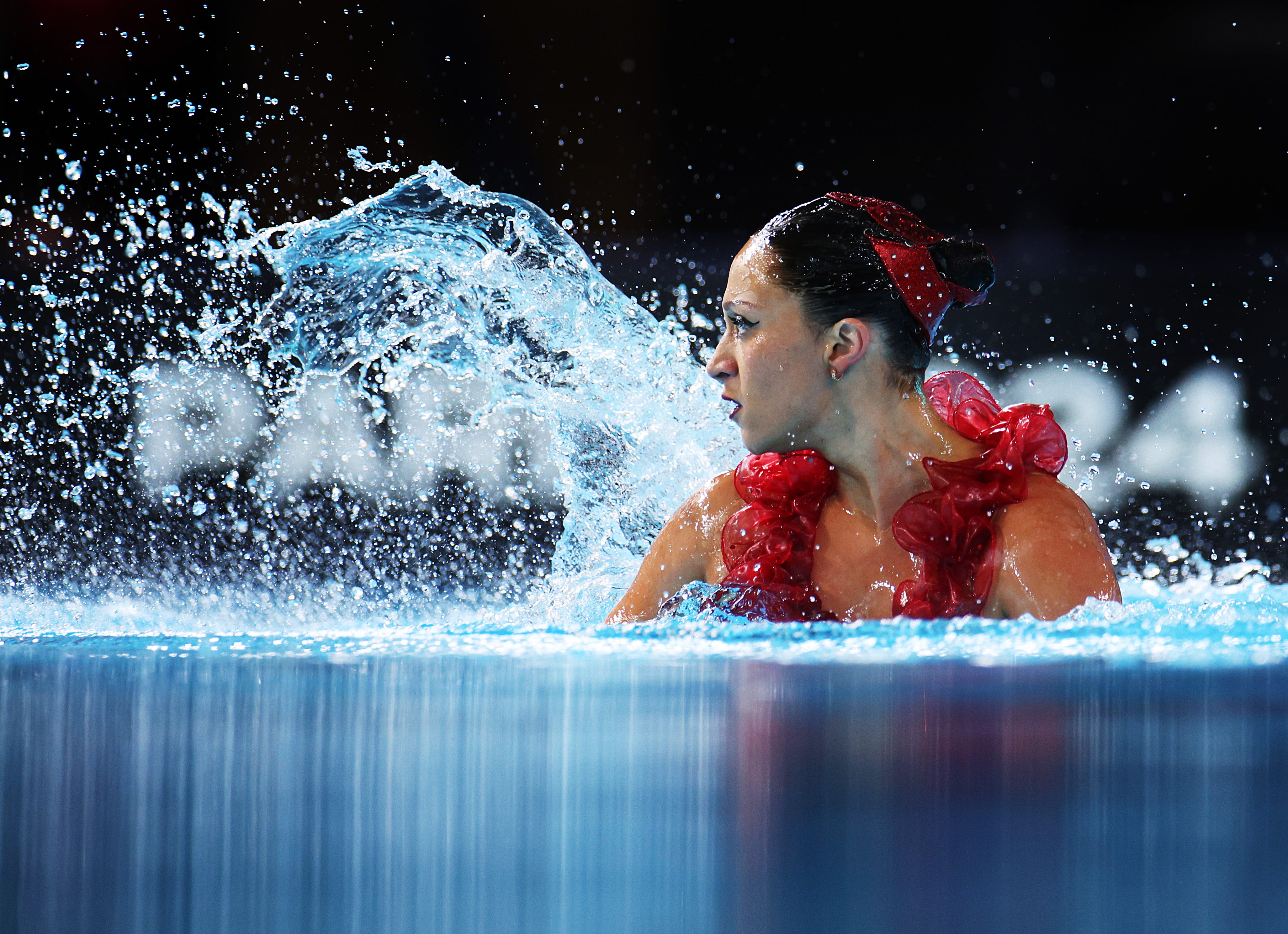 Artistic swimmer Anita Alvarez competing.