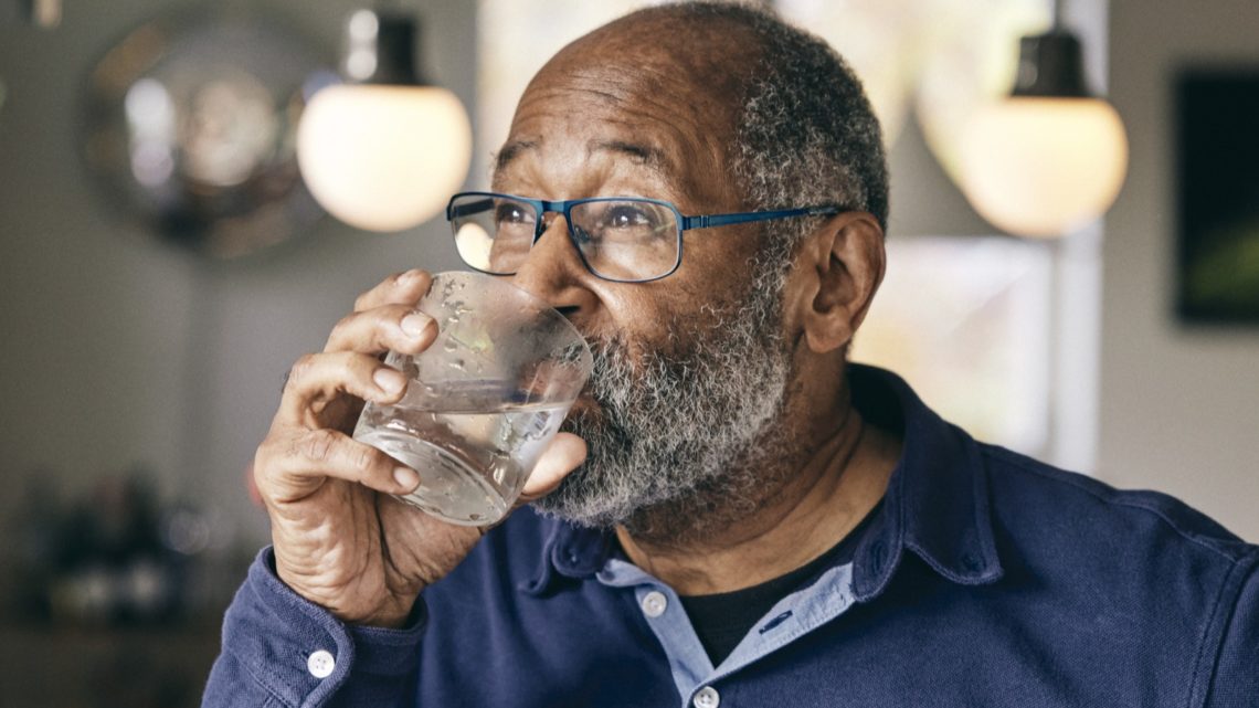 Researchers invented a device that pulls drinking water from the air without electricity