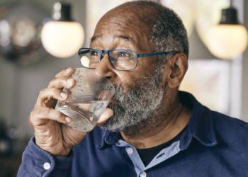 Researchers invented a device that pulls drinking water from the air without electricity