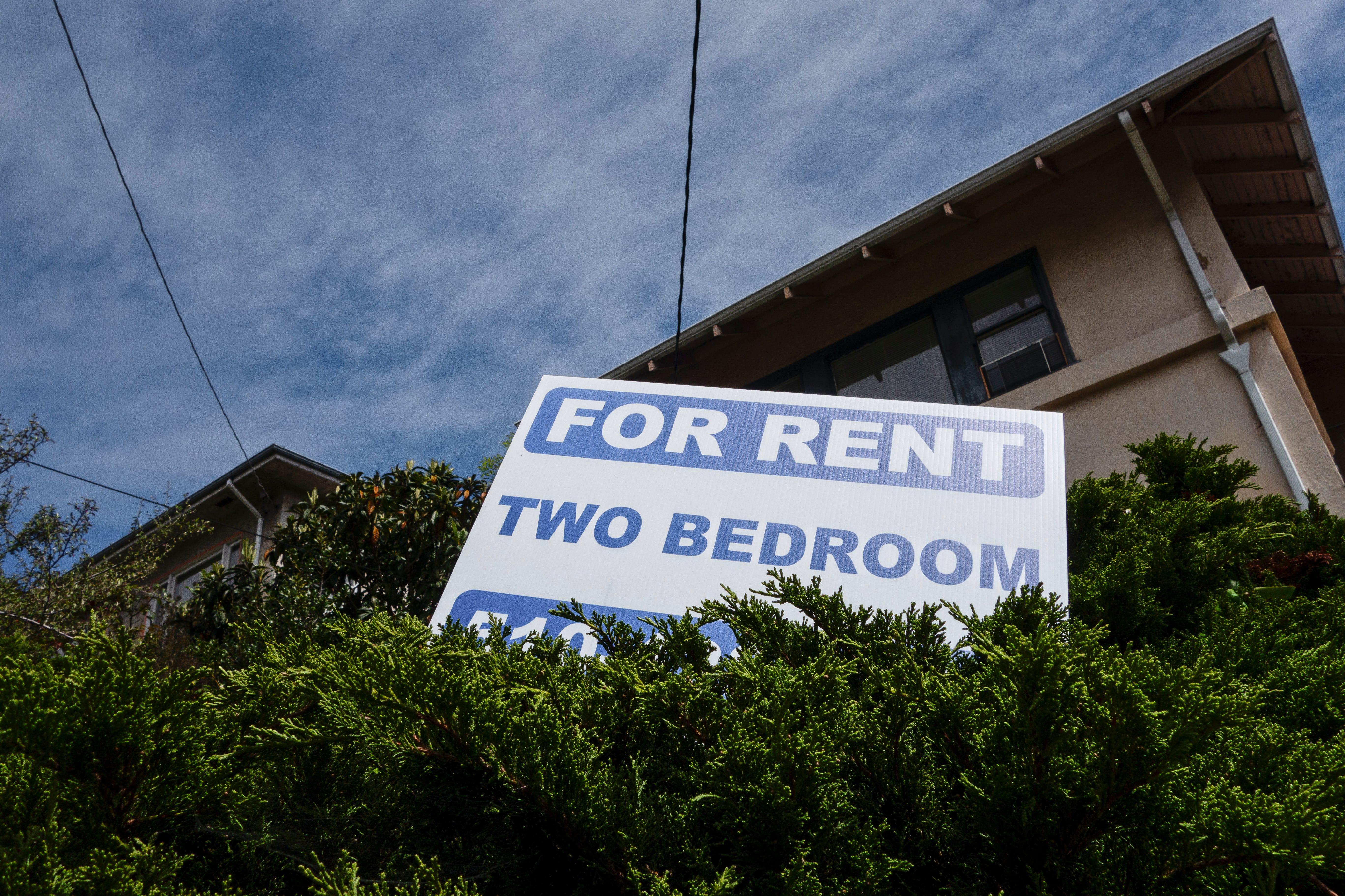 A home wiht a for rent sign in front of it.