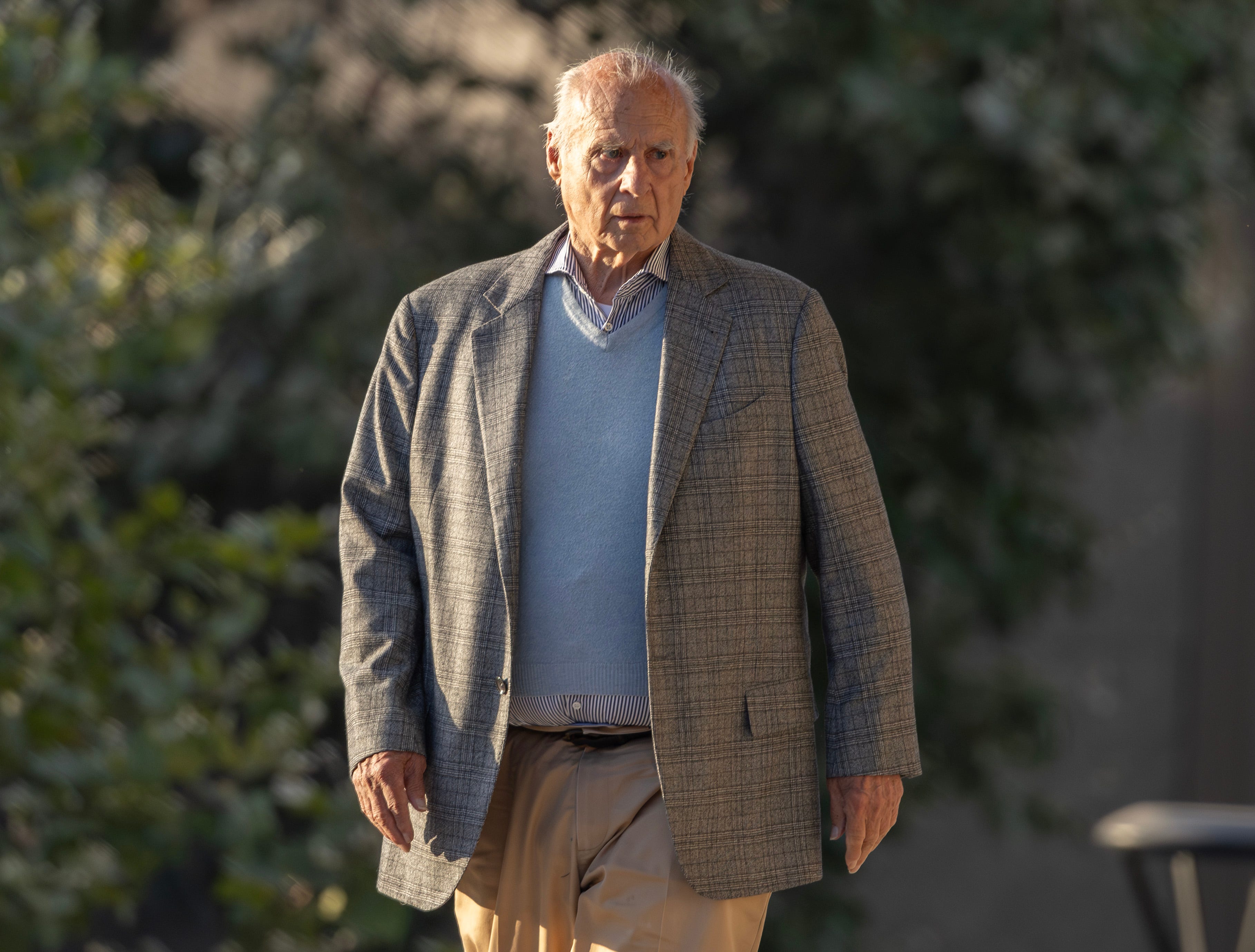 Former attorney Tom Girardi walking