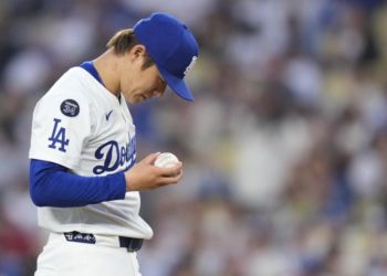 Yoshinobu Yamamoto struggles as Giants beat Dodgers to move into tie atop NL West