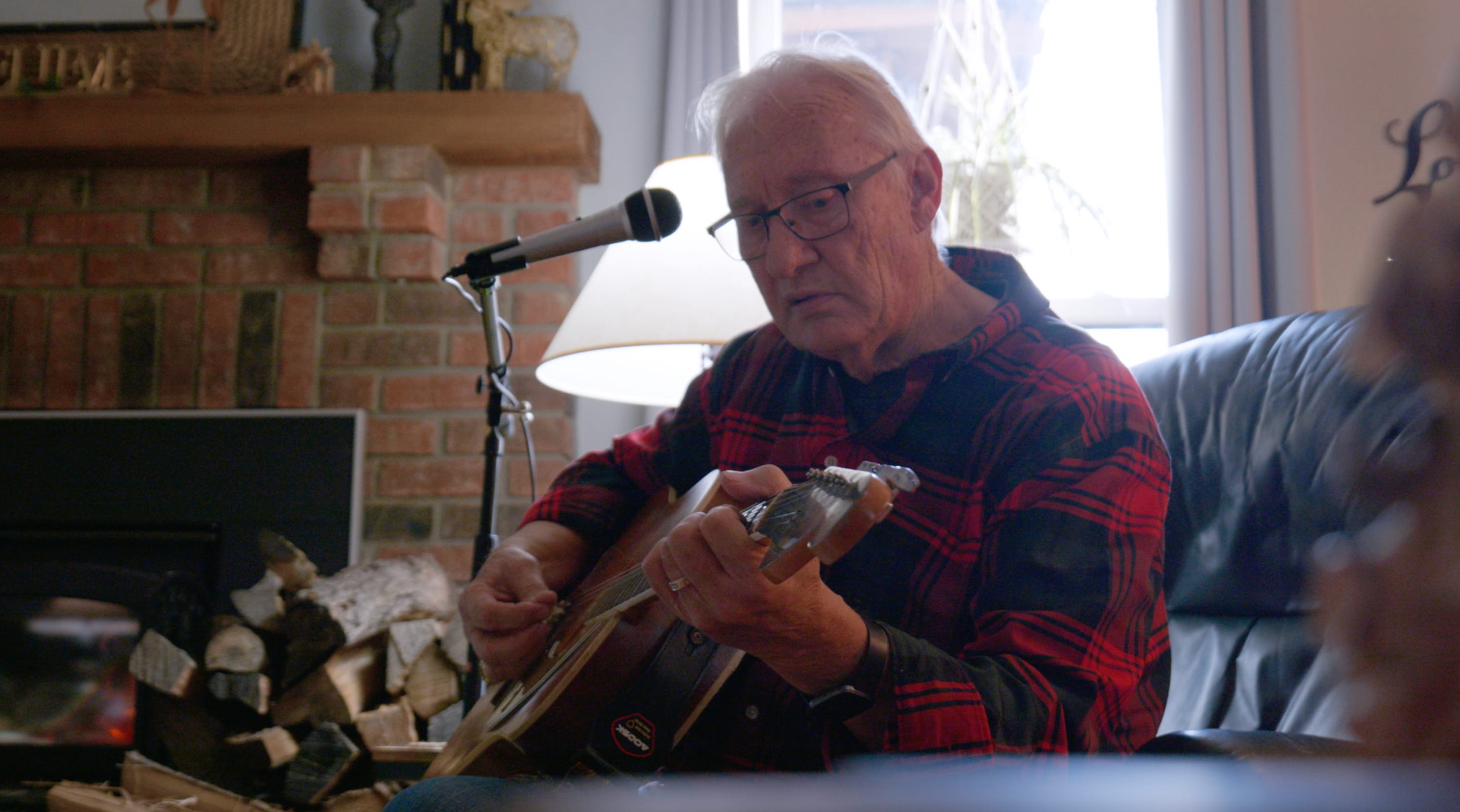 hank faber playing the guitar