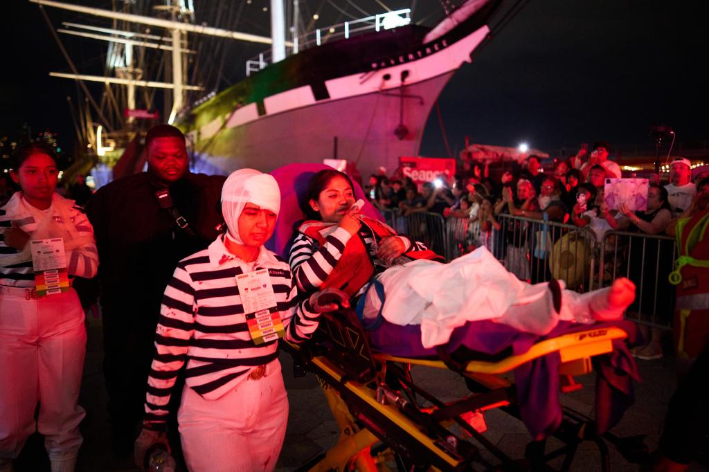 Injured cadets being transported on a stretcher after the ARM Cuauhtémoc collided with the Brooklyn Bridge.