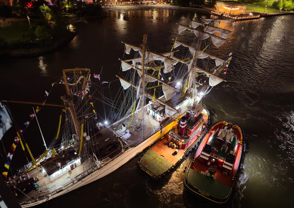 The Mexican Navy tall ship ARM Cuauhtémoc collided with the Brooklyn Bridge.