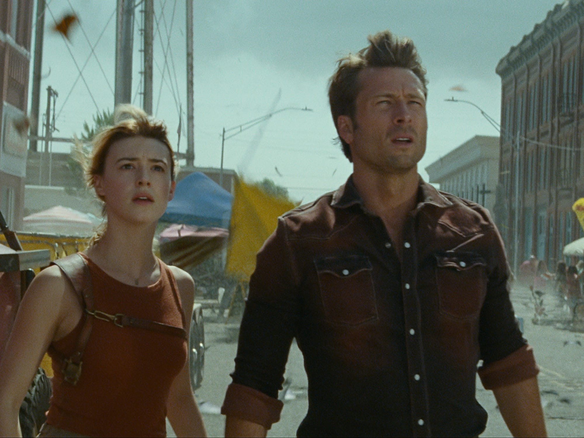 Kate (Daisy Edgar-Jones) and Tyler (Glen Powell) in "Twisters."