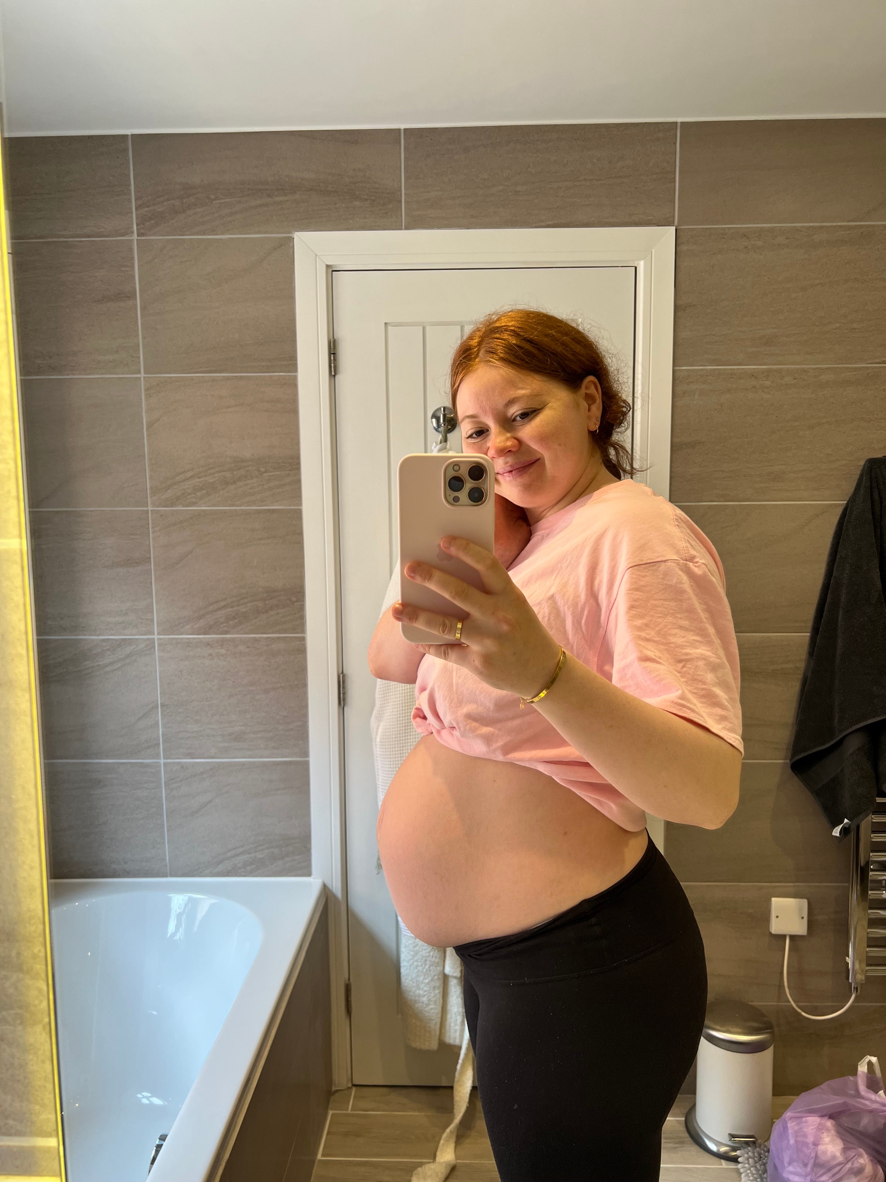 A mirror selfie of Emily Ricketts one week after giving birth.