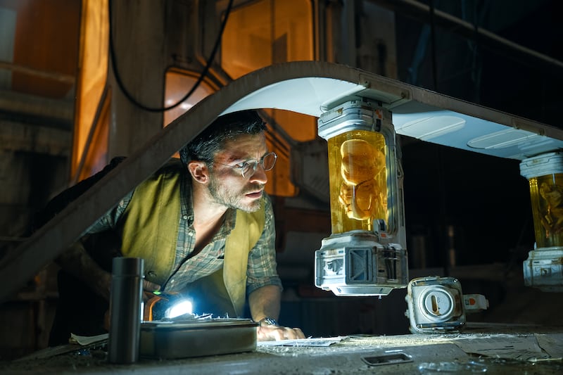 Jonathan Bailey as paleontologist Dr. Henry Loomis.