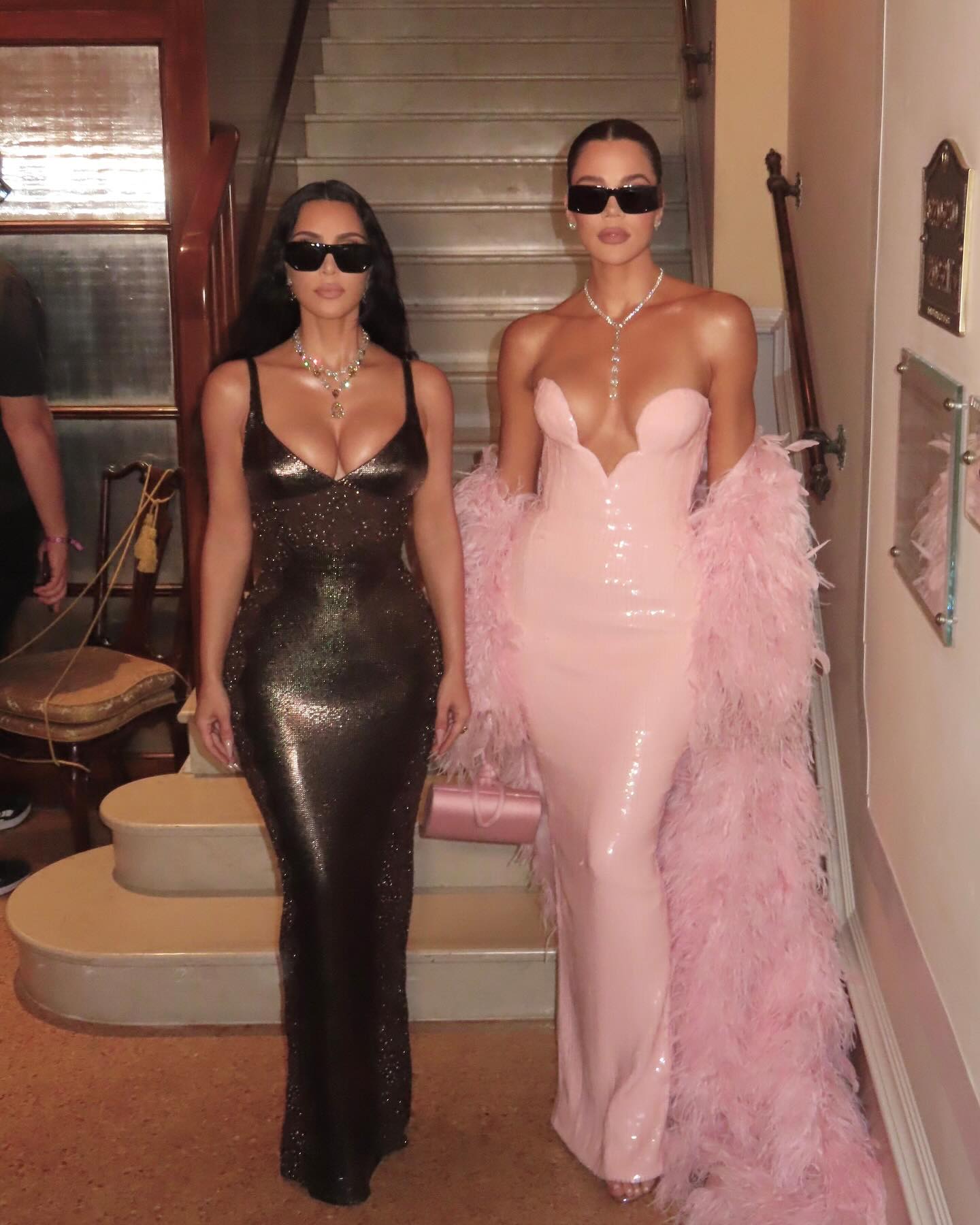 Kim Kardashian and Khloé Kardashian at Jeff Bezos' wedding