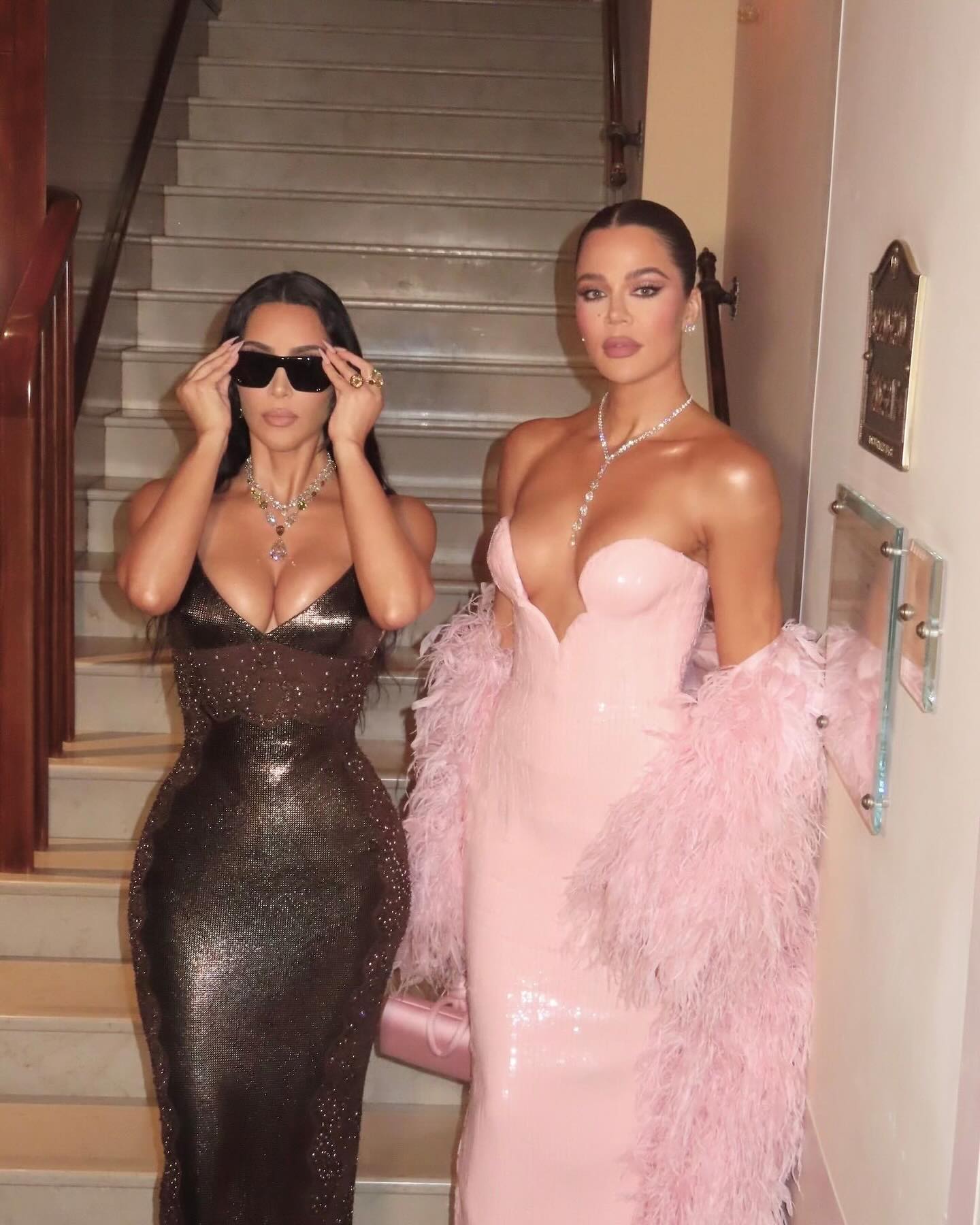 Kim Kardashian and Khloé Kardashian at Jeff Bezos' wedding