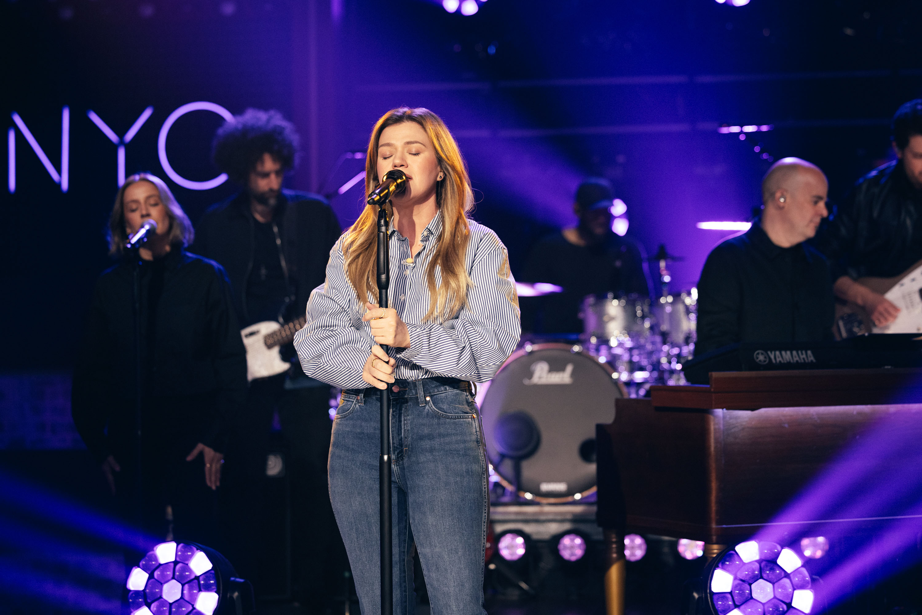 Kelly Clarkson performing.