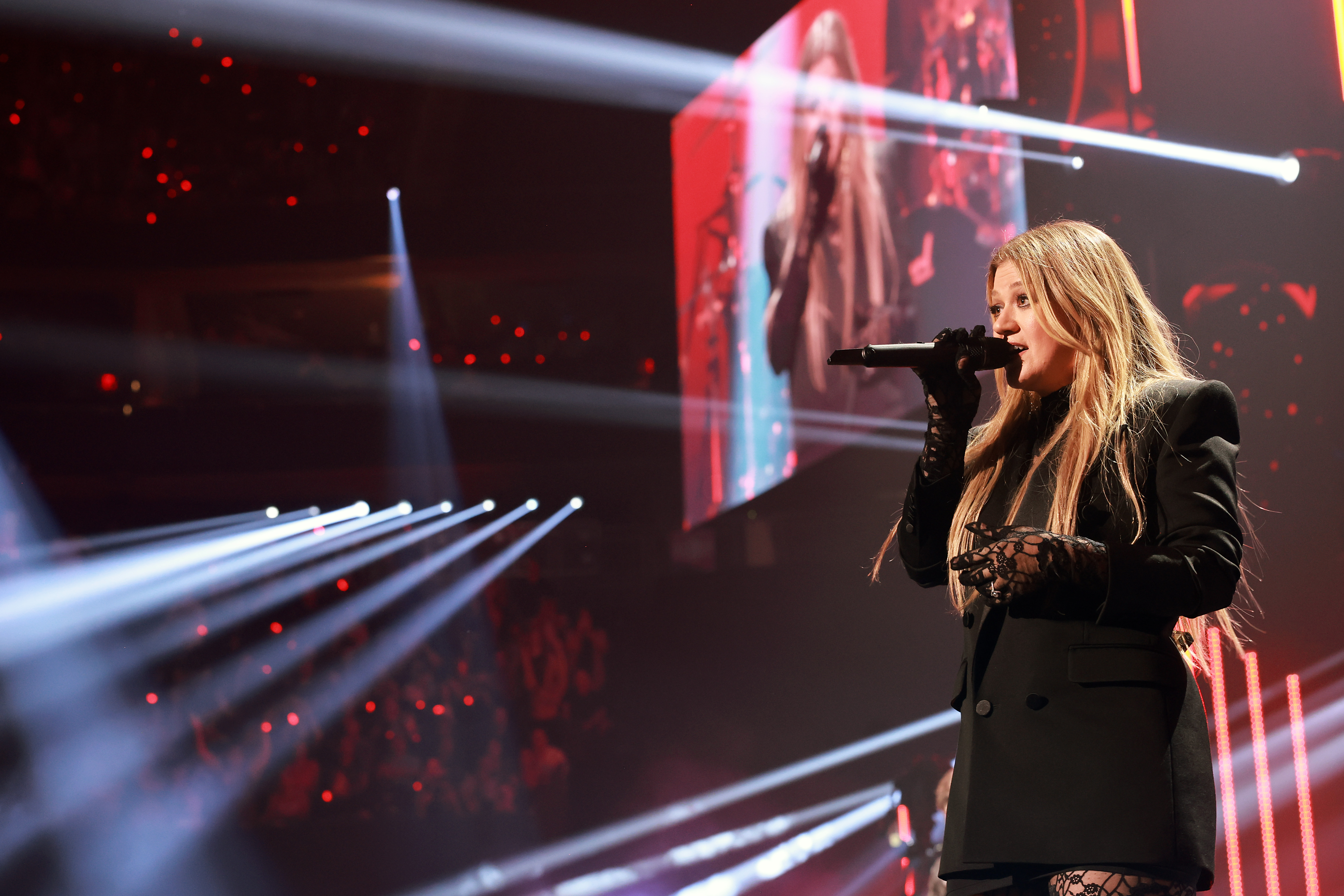 Kelly Clarkson singing onstage.