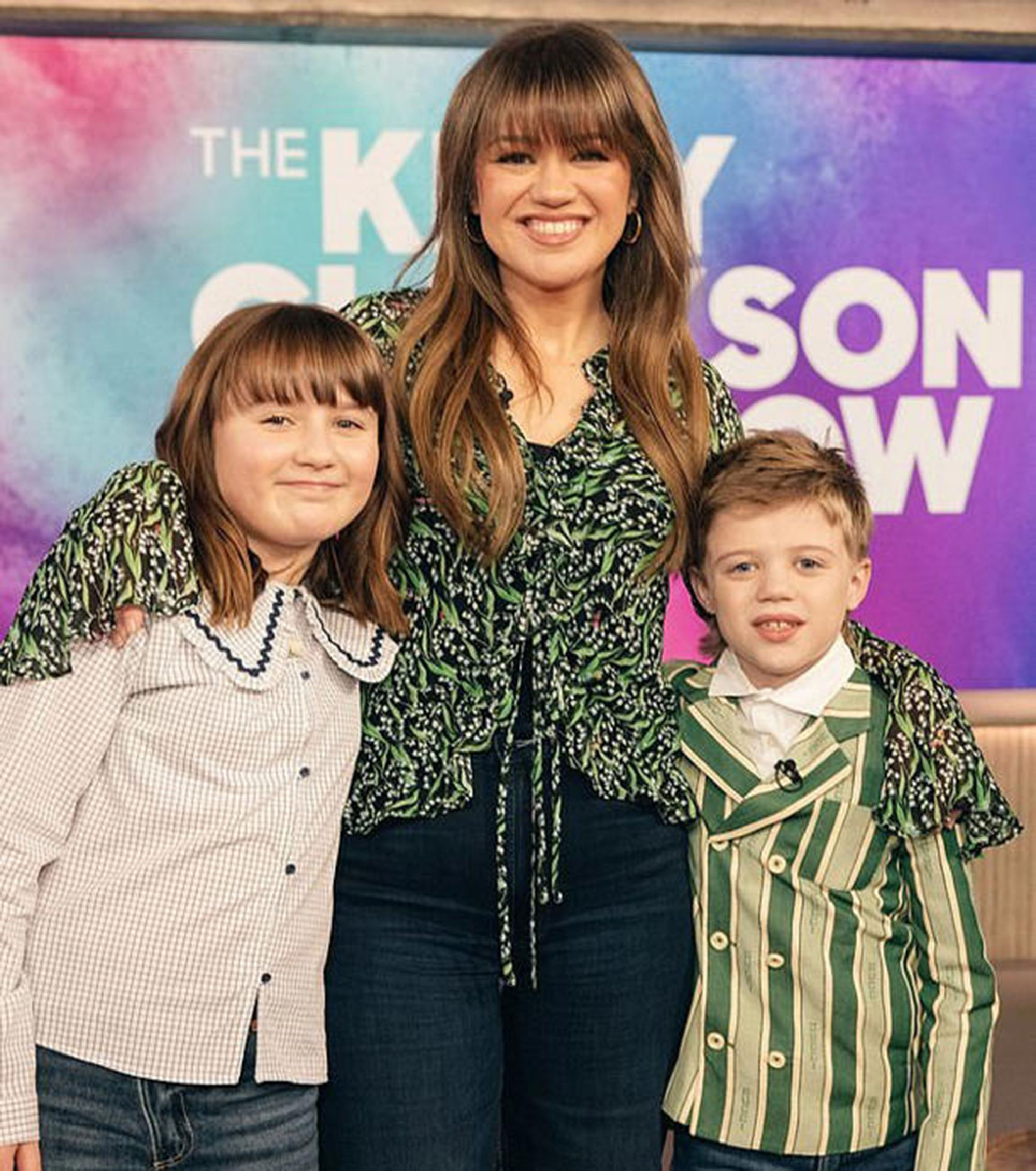 Kelly Clarkson with her kids.