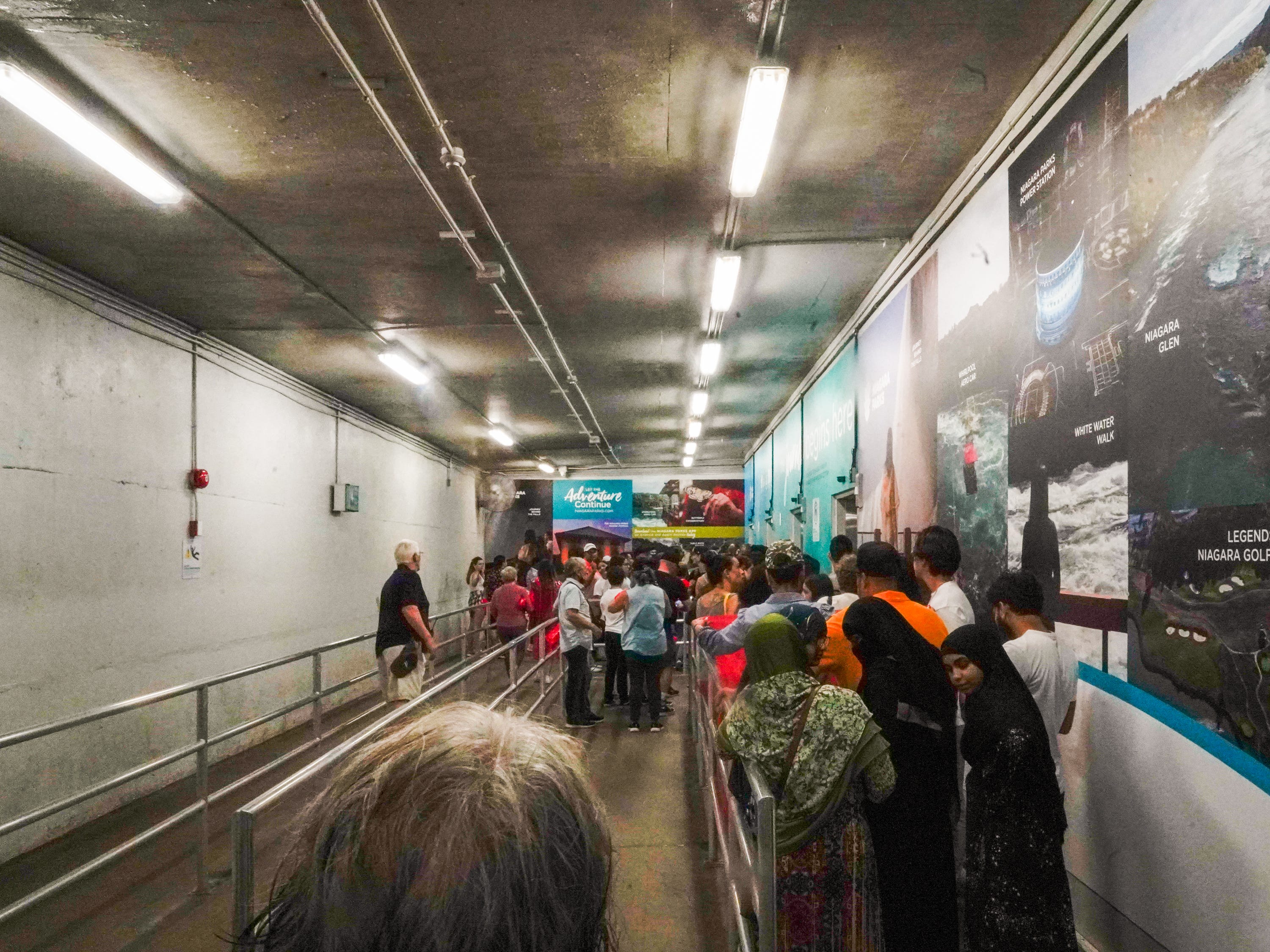 Lines for elevators at Niagara Falls
