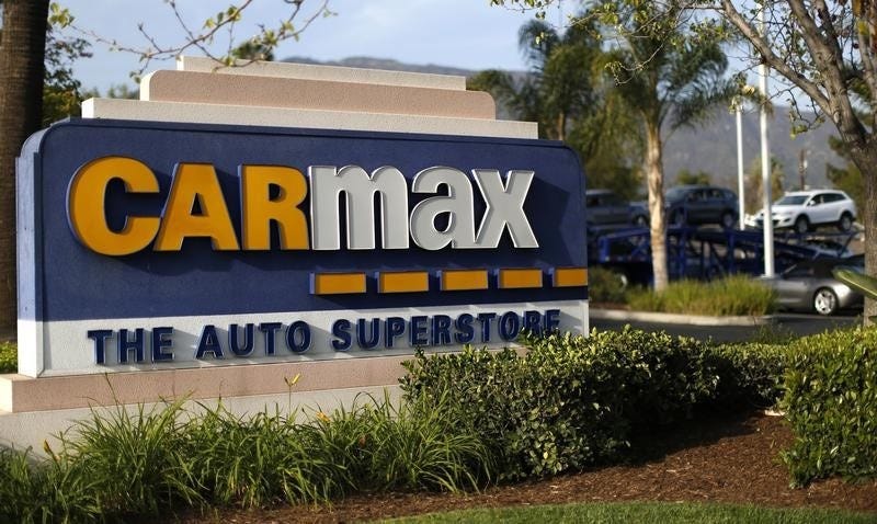 The sign of a CarMax dealership is pictured in Duarte, California March 28, 2014. CarMax, the largest U.S. used car retailer, is expected to report strong fourth-quarter results on April 4.   REUTERS/Mario Anzuoni 