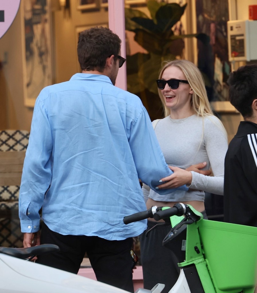 Sophie Turner packs on the PDA with the British aristocrat and boyfriend Peregrine Pearson as they walked in London.