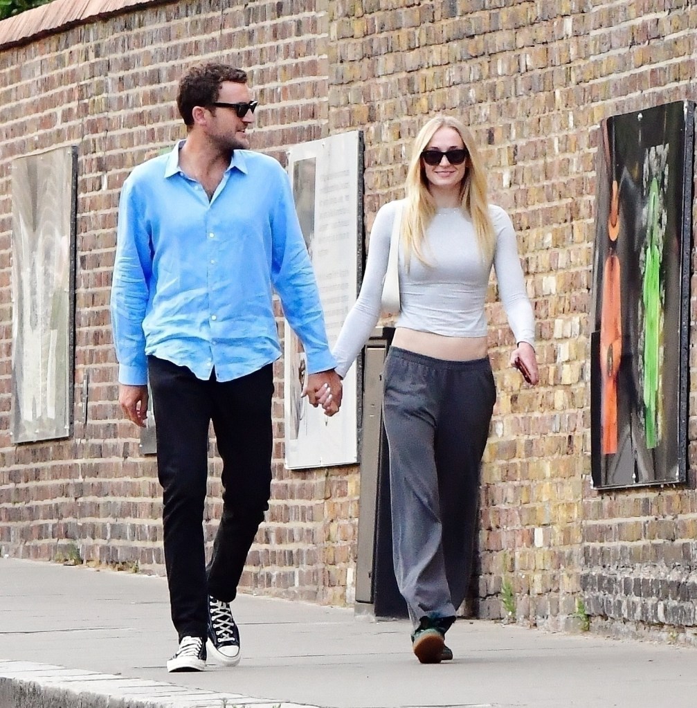 Sophie Turner packs on the PDA with the British aristocrat and boyfriend Peregrine Pearson as they walked in London.