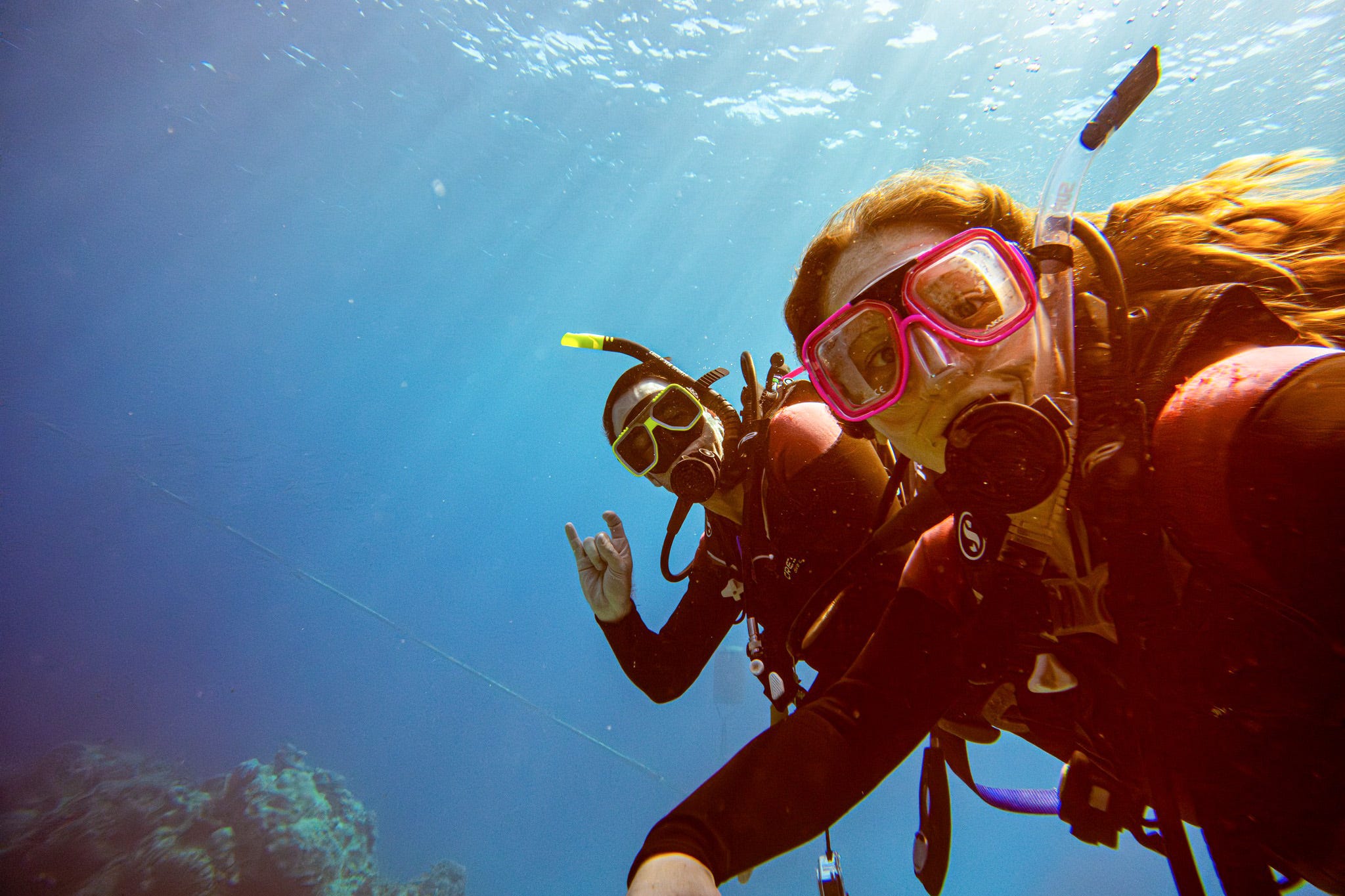 Author Jenna DELaurentis scuba diving with another person in Greet Barrier Reef