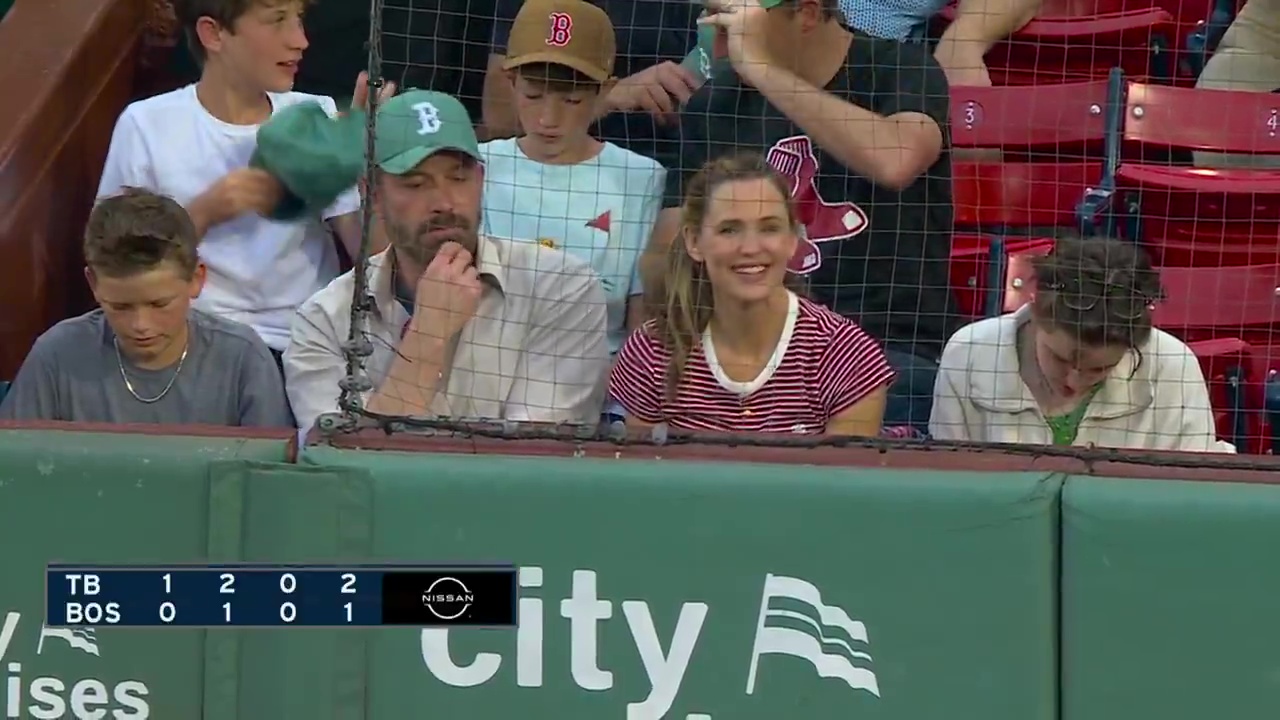 Ben Affleck and Jennifer Garner at a baseball game. 