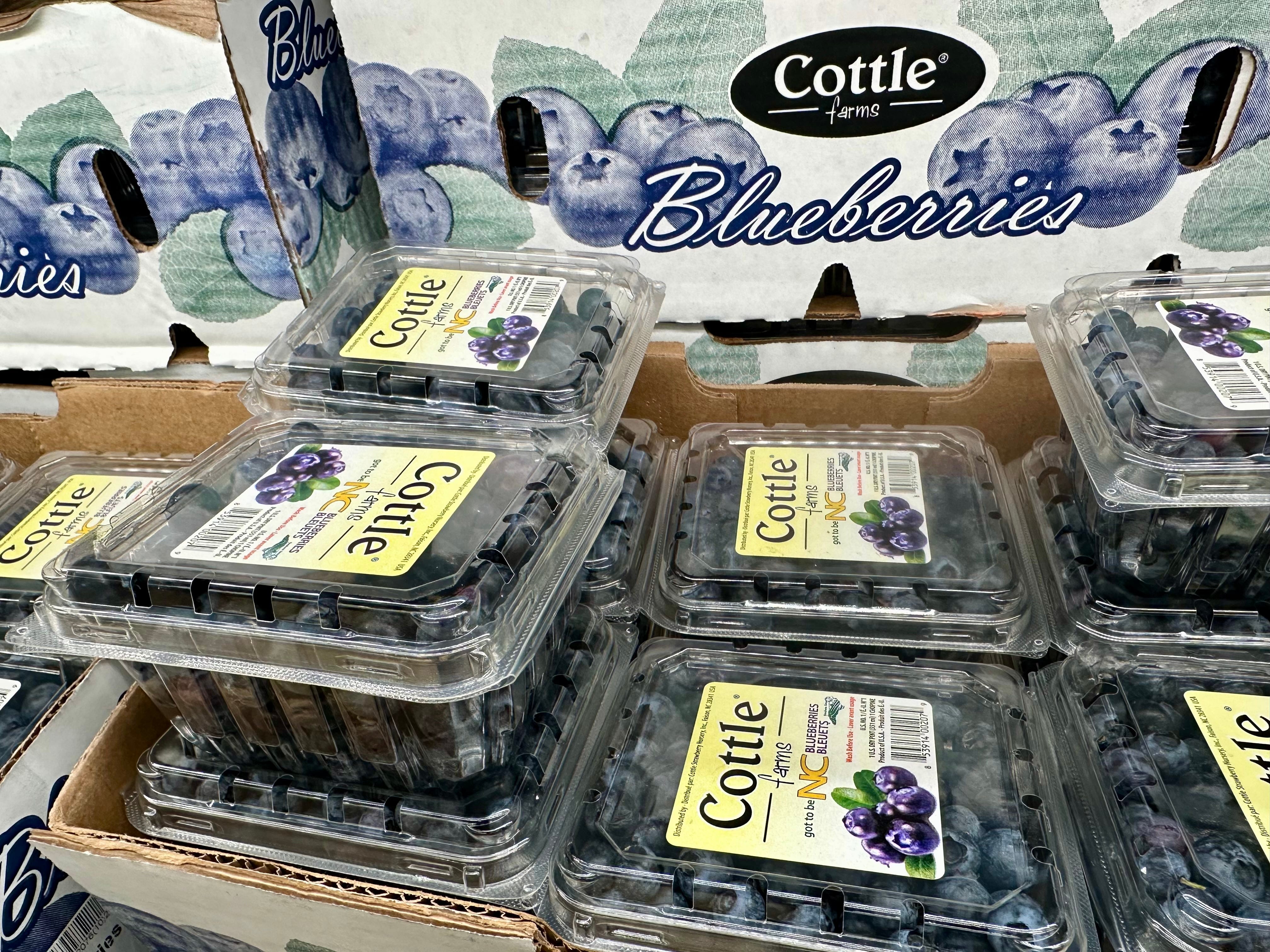 Packages of Cottle Farms blueberries at Aldi.