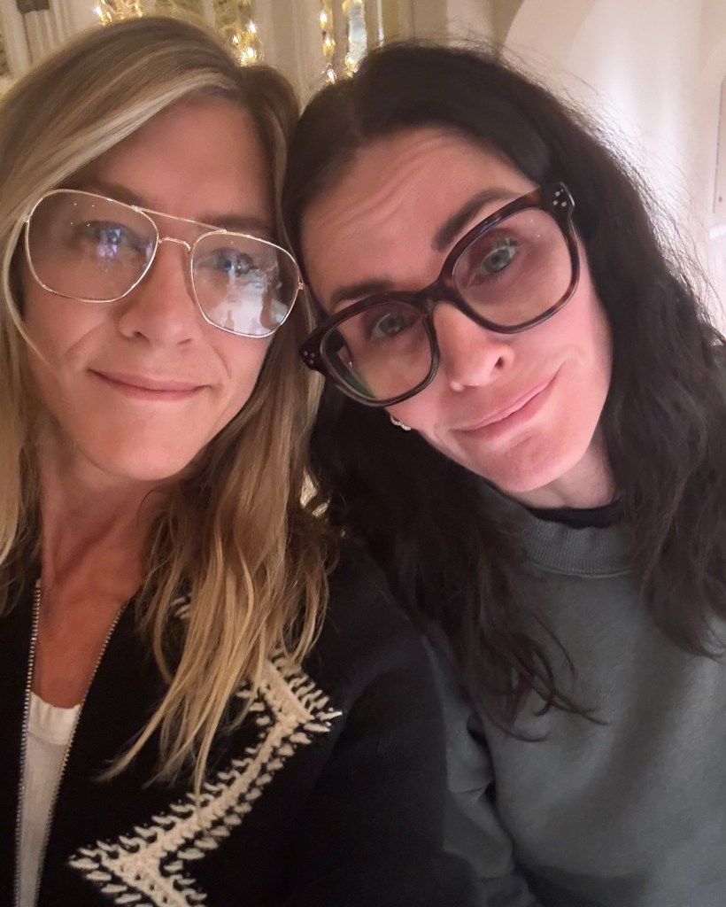 Jennifer Aniston and Courtney Cox wear glasses.