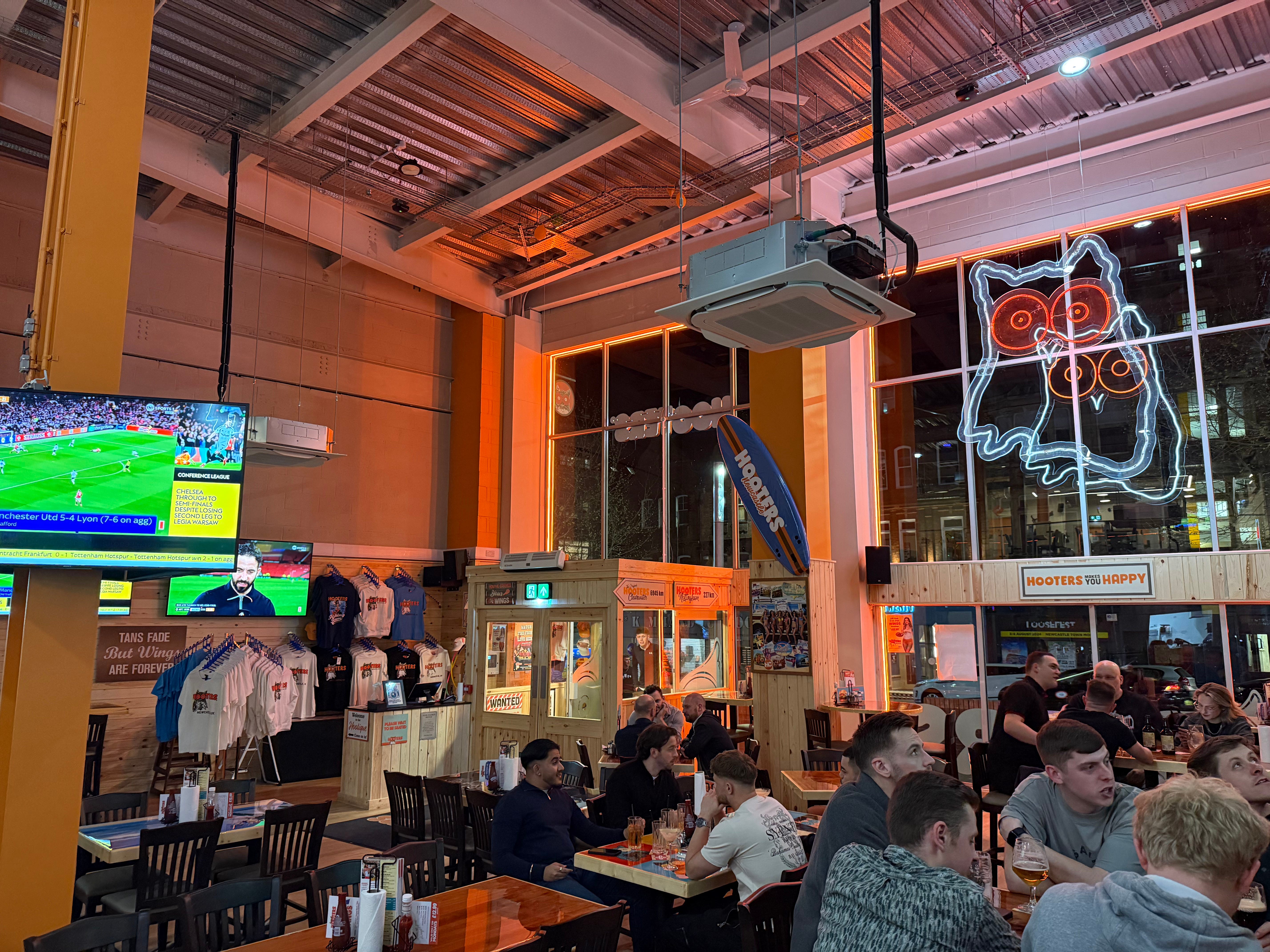 Hooters interior general view