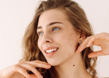 Single Women Are Ditching Makeup on First Dates—and Experts Say It’s Smart