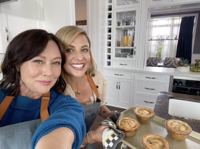 Shannen Doherty and Sarah Michelle Gellar cooking together.